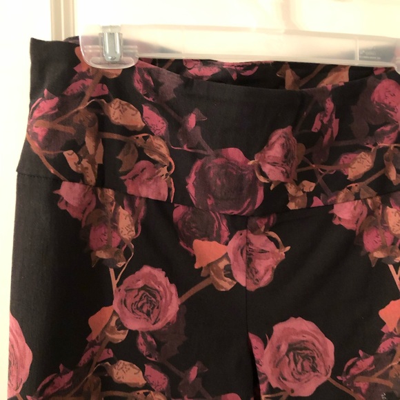 Le Chateau Slim Leg Floral Pant - Picture 2 of 2